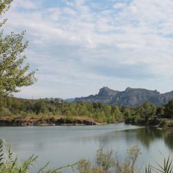 Le rocher de Roquebrune domine l'étang