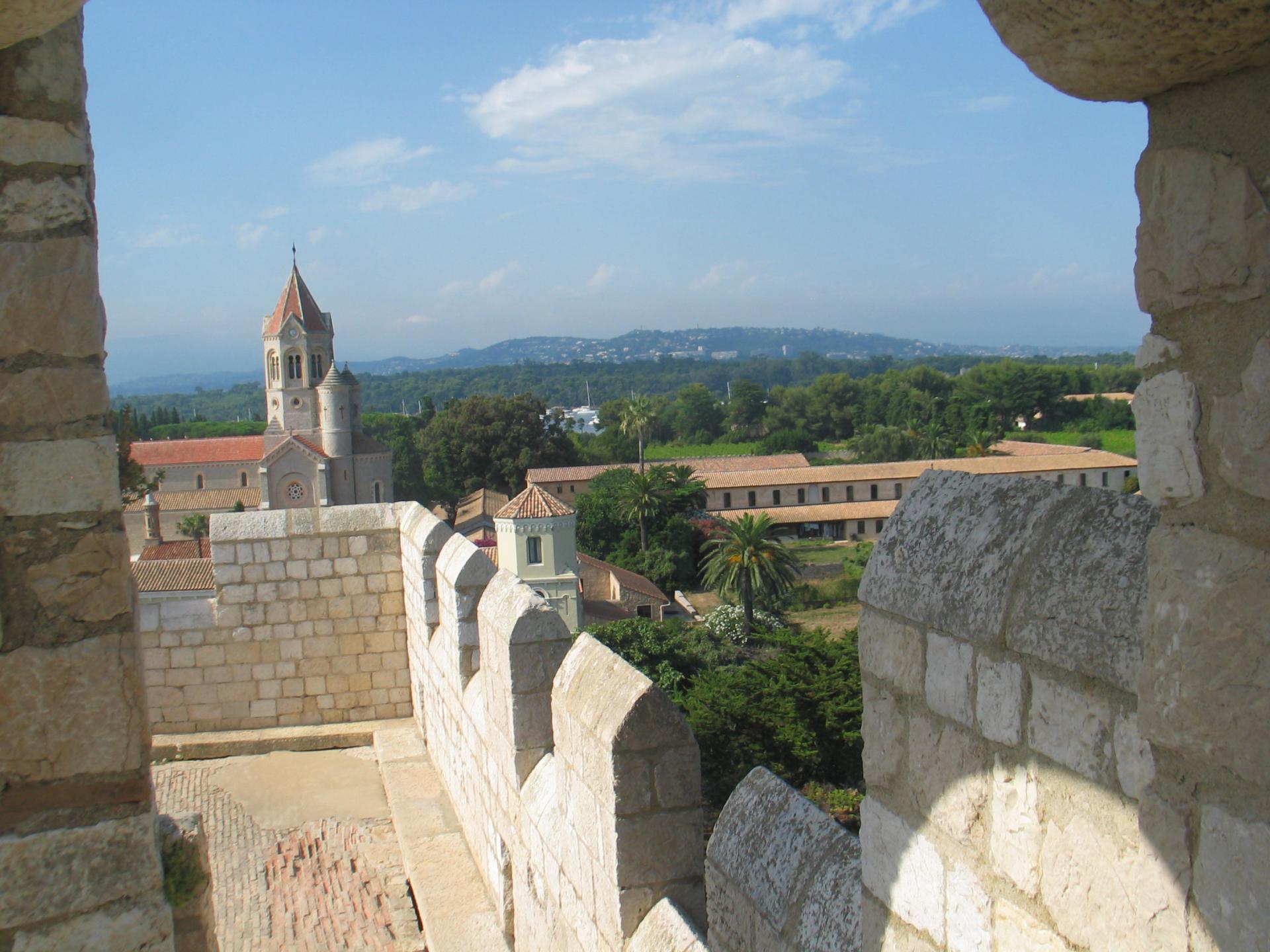 Le monastère à proximité du Fort