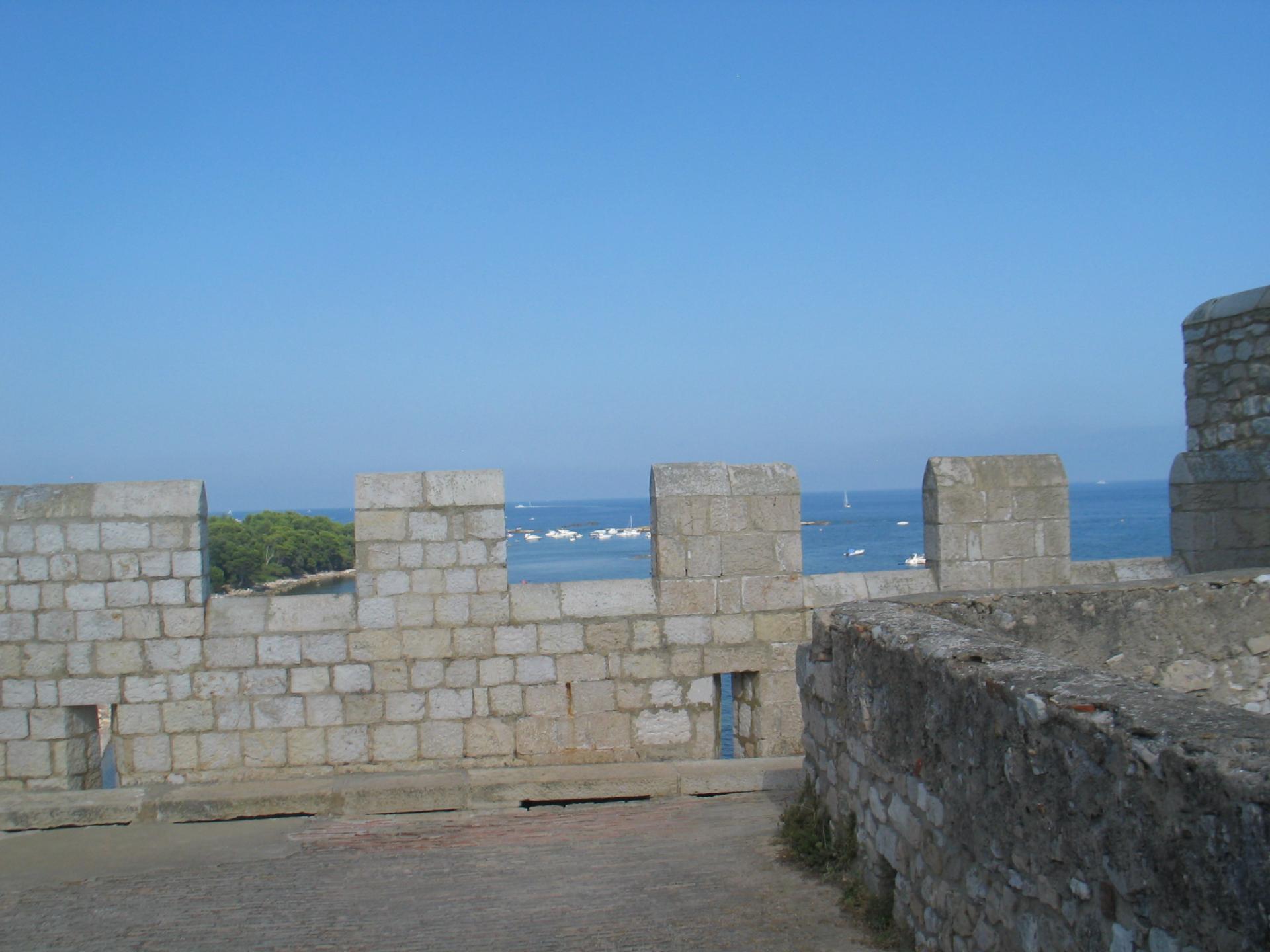 Les créneaux du monastère fortifié de l'île de St Honorat