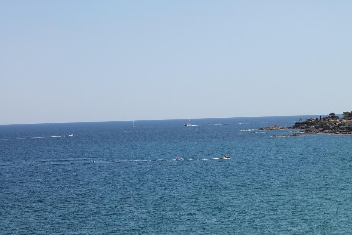 Les nageurs expérimentés sur le matelas tracté reviennent vers la plage de la Gaillarde