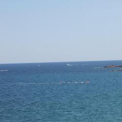 Les nageurs expérimentés sur le matelas tracté reviennent vers la plage de la Gaillarde